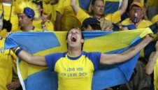 Швед си боядиса къщата в жълто