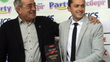 Писателя едва не отнесъл шамари на "Лазур"