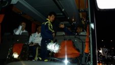 Атакуваха автобуса на Фенербахче за втори път