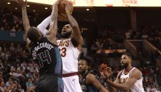 ЛеБрон настигна Джордън при нова победа на Кливланд