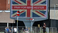 Похвално! Юнайтед посвети трофея на жертвите в Манчестър