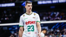 ВК Левски София посрещна като герои националите си 