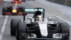 Хамилтън счупи каръка с триумф в Монако