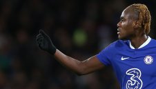 Байерн кръжи около защитник на Челси