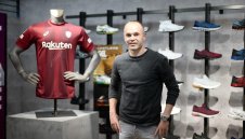 Иниеста се извини за расисткия скандал