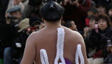 Аоияма ги почна в края на турнира