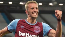 Уест Хям надви Вълците и остава  в борбата за Топ 4