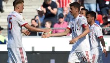 Май остава в Байерн след впечатляващия дебют