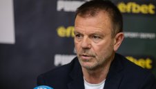 Стойчо Младенов се заяде с Левски