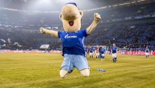 Смях: Талисманът на Шалке показа червен картон на съдията + СНИМКИ