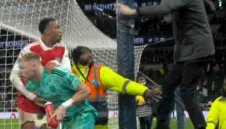 Грозно. Фен атакува вратаря на Артилеристите след дербито