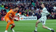 Мацката на вратар се хвали с нови цици + СНИМКИ