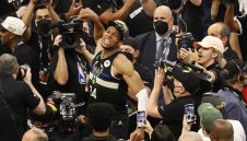 Чудовищен Янис! Милуоки е на върха в НБА след 50 години