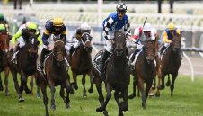 Ездачка от порносайт трупа пачки със залози за коне + СНИМКИ