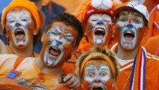 Фенове на Холандия и Сърбия си устроиха парти