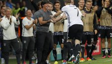 Йоги пак избухна - бърка си в гащите, после проверява миризмата + ВИДЕО