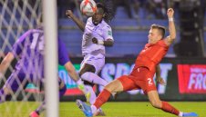 Ужас във Франция! Ас на Бордо е в изкуствена кома след инцидент на мач