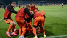 Ел Голеадор бие шута на чужденците 