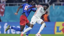 Джиджи Бекали с куп бисери след Лига Европа