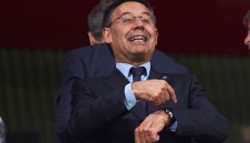 Каталунска диктатура: Бартомеу плаши критиците със съд