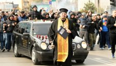 Диджей Тубата се оказа Попът на Левски