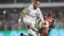 Сантос врътна хикс при завръщането на Неймар