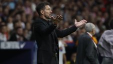 Чоло се хвана за главата