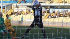 Левски в крайна сметка ще вземе Ники Михайлов, но и още един вратар