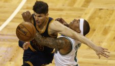 Айзея и Бостън гледат към трона на Кливланд