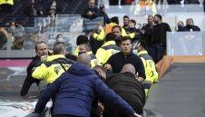 Феновете на Тотнъм бесни на отбора, Кейн сякаш се сбогува с тях