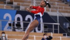 Американците треперят! Сензацията Байлс се контузи