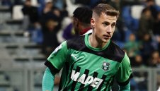 Секси кака награби нападател от Серия А на Малдивите + СНИМКИ