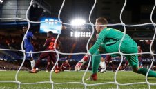 Челси се кани да "паркира автобуса" срещу Барса на "Ноу Камп" 