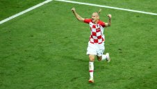 Арсенал маха защитник и взима хърватски герой от световното