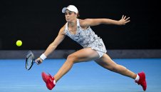 Водачката Барти даде само гейм на Цуренко