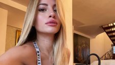 Най-оборотната мацка в Италия чака бебе от халф на Лацио + СНИМКИ