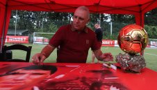 Стоичков, Меси и още куп звезди играят в памет на Марадона