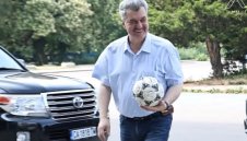 Батков дари на Левски топката от мача с Швеция в САЩ + ВИДЕО