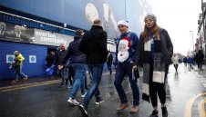 Феновете във Висшата лига плащат по 122 паунда, за да викат за своите по Коледа