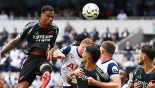 Статичните положения пак изядоха главата на Шпорите, но Анге е спокоен