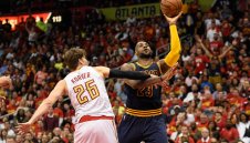 Кливланд продължи да тероризира Ястребите с тройки