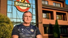 "Трите Хикса" призова "бултрасите" за бой по Левски