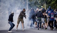 Екшън! Феновете на Лацио нападнаха играчите, раниха полицай