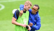 Де Лихт крачи към Байерн, Юве му търси заместник