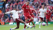 Битка на новите в Ливърпул: Екитике не се плаши от Исак