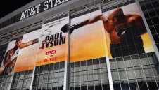 Майк Тайсън едва изкара целия мач с Джейк Пол на крака