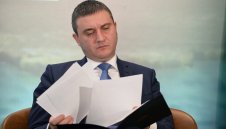 Финансовият министър поиска лимит на чужденците и на заплатите в Първа лига