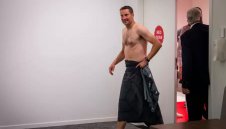 Треньор се появи гол на пресконференция