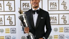 Ливърпул трябва да позлати Ван Дайк, ако спечели титлата. Вижте какво направи холандецът + ВИДЕО