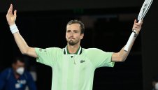 За празните мозъци на пълните трибуни